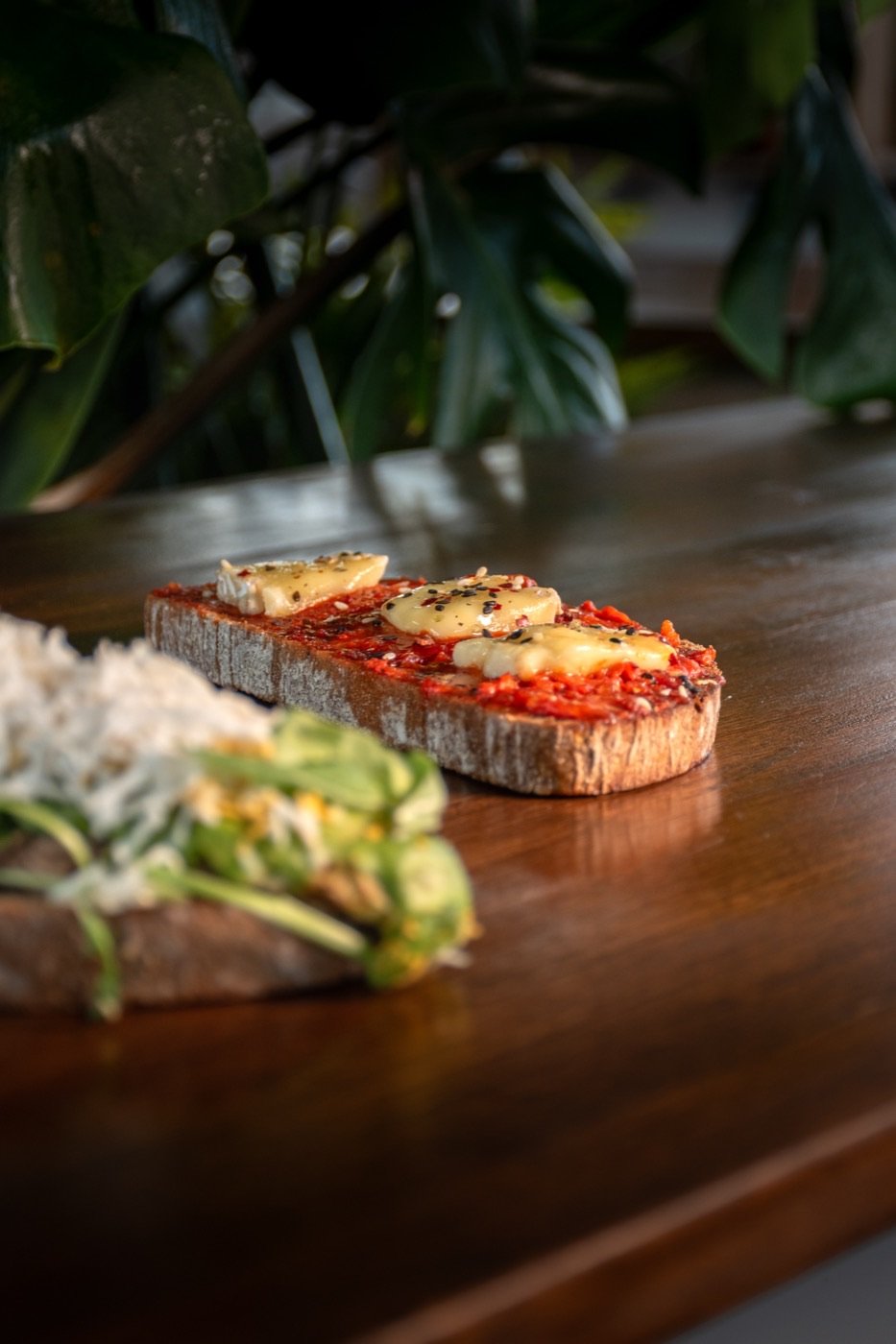 Tostadas de la carta servidas en mesa de madera