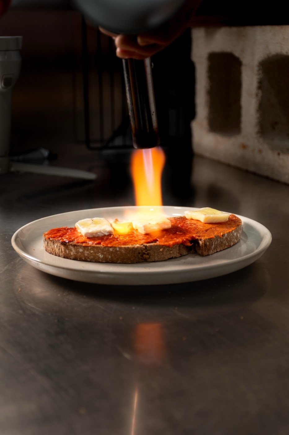 Tostada flambeada en la cocina de SOA Coffee