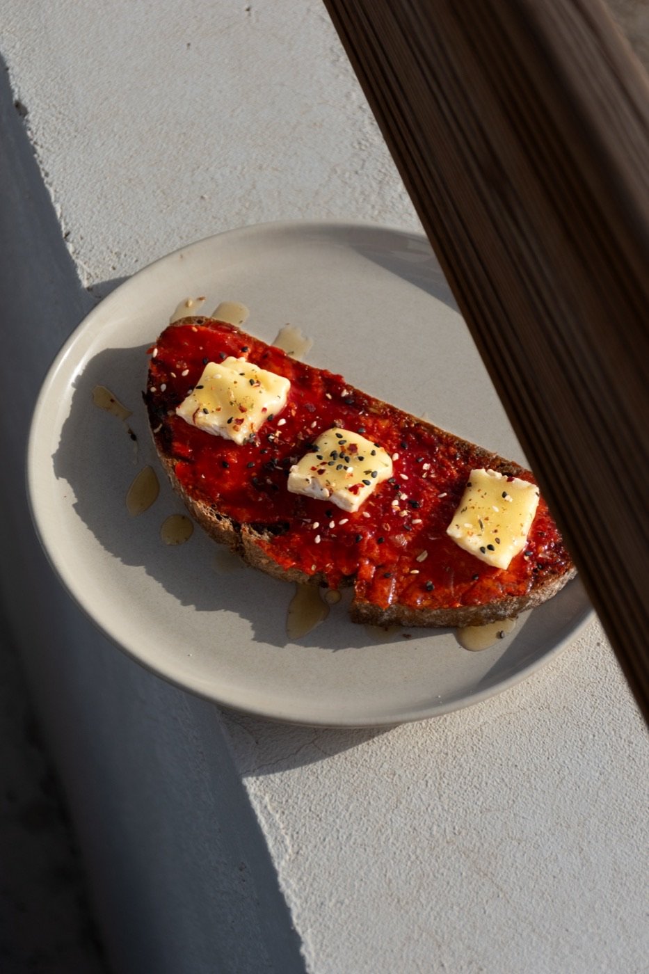 Tostada con mermelada y queso en la terraza
